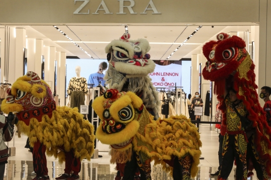 Atraksi Barongsai Hibur Pengunjung Mal