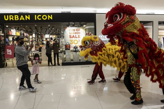 Atraksi Barongsai Hibur Pengunjung Mal