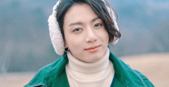 7 Potret Jungkook BTS Saat Tersenyum Tipis yang Manis Banget!