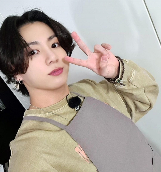 7 Potret Jungkook BTS Saat Tersenyum Tipis yang Manis Banget!