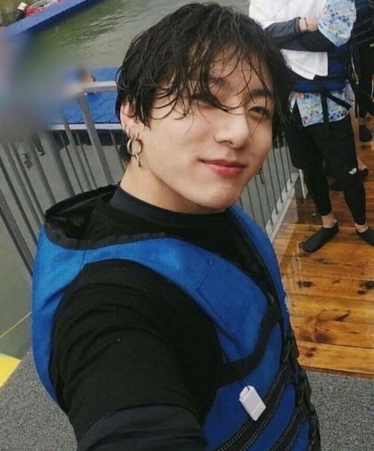 7 Potret Jungkook BTS Saat Tersenyum Tipis yang Manis Banget!