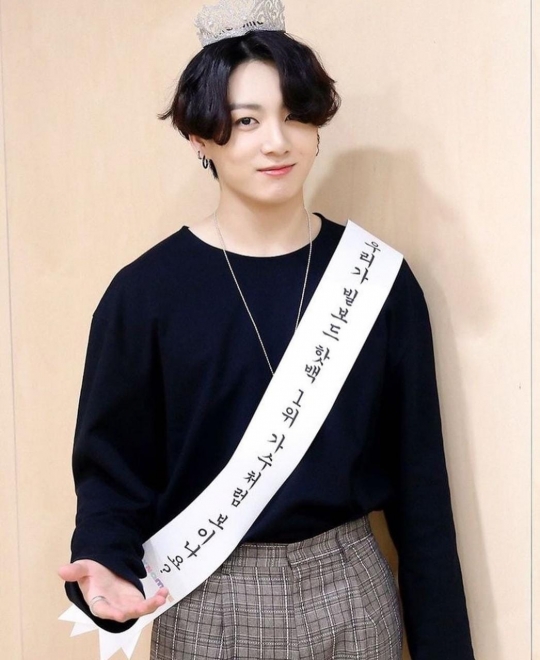 7 Potret Jungkook BTS Saat Tersenyum Tipis yang Manis Banget!