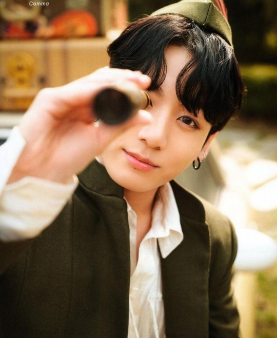 7 Potret Jungkook BTS Saat Tersenyum Tipis yang Manis Banget!