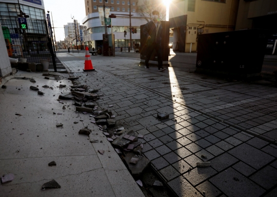 Dampak Gempa Kuat Mengguncang Jepang