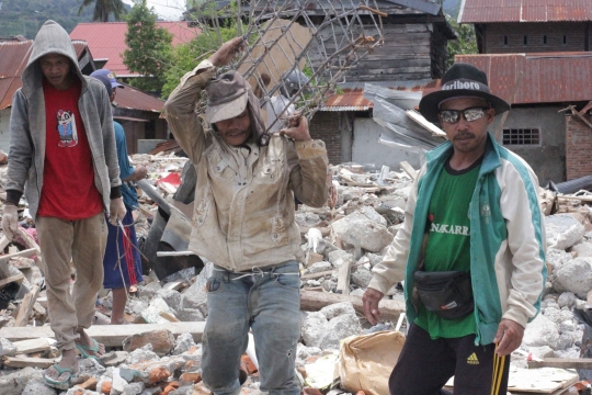 Berkah Pemulung Besi Tua di Reruntuhan Gempa Mamuju