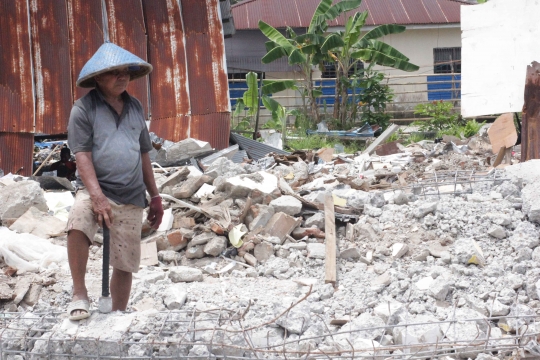 Berkah Pemulung Besi Tua di Reruntuhan Gempa Mamuju