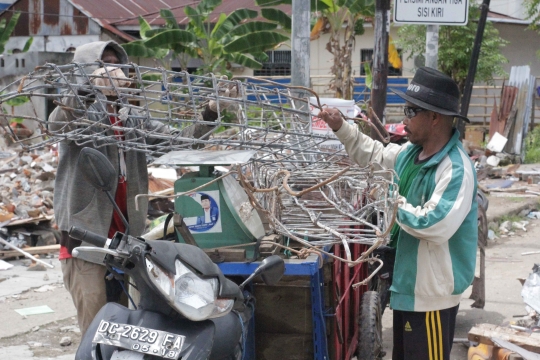 Berkah Pemulung Besi Tua di Reruntuhan Gempa Mamuju