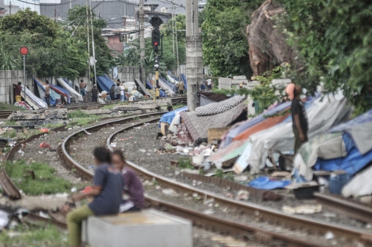 Denyut Penghuni Bantaran Rel di Ibu Kota