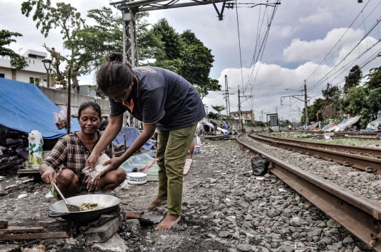 Denyut Penghuni Bantaran Rel di Ibu Kota