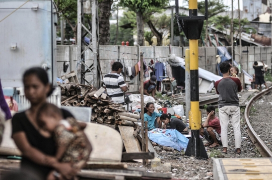 Denyut Penghuni Bantaran Rel di Ibu Kota