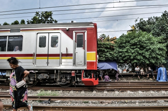 Denyut Penghuni Bantaran Rel di Ibu Kota