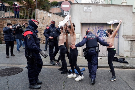 Aksi Femen Tantang Sayap Kanan Catalonia