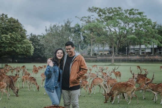 Potret Romantis Kahiyang Putri Jokowi dengan Suami, Momen di Pantai 'Love Banget'