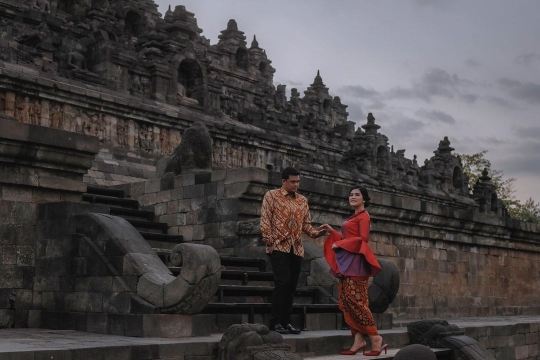 Potret Romantis Kahiyang Putri Jokowi dengan Suami, Momen di Pantai 'Love Banget'