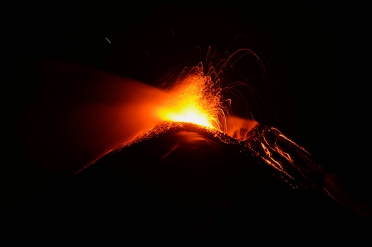 Ngerinya Letusan Gunung Paling Aktif di Eropa