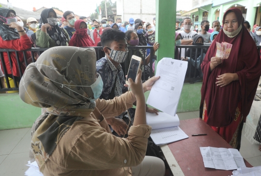 Antrean Bantuan Sosial Tunai di Depok