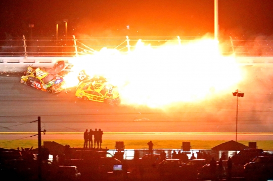 Penampakan Kecelakaan Mengerikan di Nascar Daytona 500