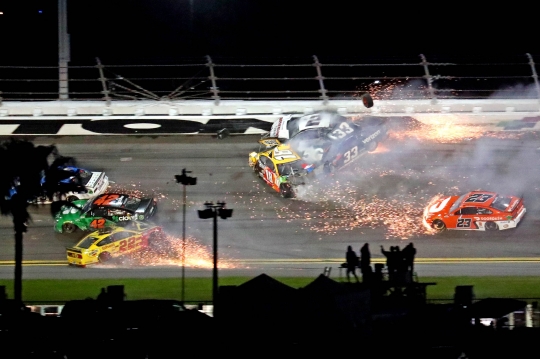 Penampakan Kecelakaan Mengerikan di Nascar Daytona 500