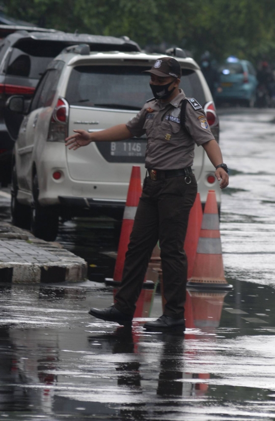 Memuliakan Satpam dengan Seragam Cokelat