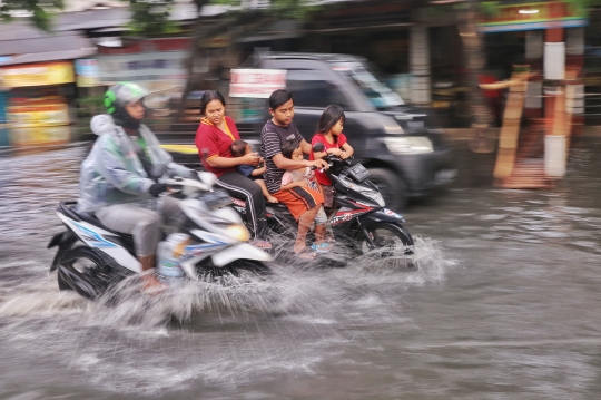 Banjir Rendam Jalur Alternatif Jakarta-Tangerang