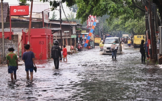 Banjir Rendam Jalur Alternatif Jakarta-Tangerang