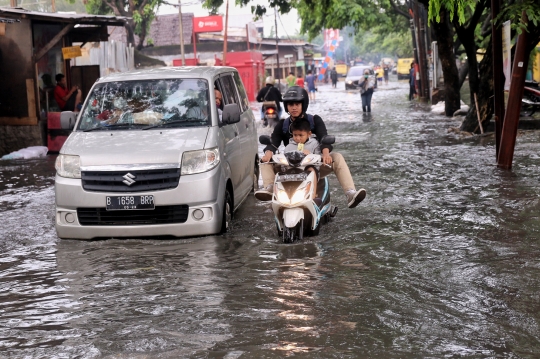 Banjir Rendam Jalur Alternatif Jakarta-Tangerang