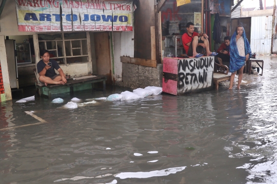 Banjir Rendam Jalur Alternatif Jakarta-Tangerang