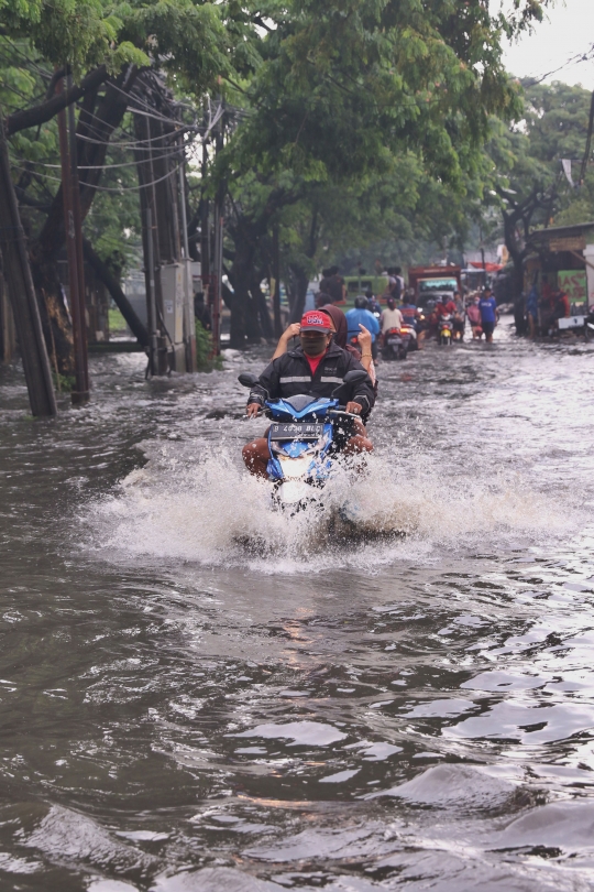 Banjir Rendam Jalur Alternatif Jakarta-Tangerang