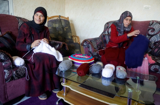 Tunanetra Bersaudara di Palestina Bertahan Hidup dengan Membuat Rajutan
