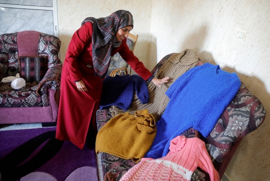 Tunanetra Bersaudara di Palestina Bertahan Hidup dengan Membuat Rajutan