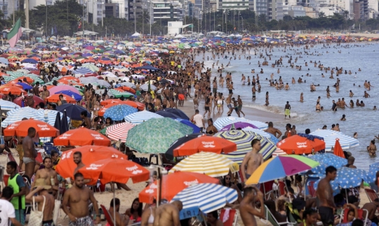 Karnaval Batal Digelar Karena Covid-19, Warga Brasil Kembali Penuhi Pantai