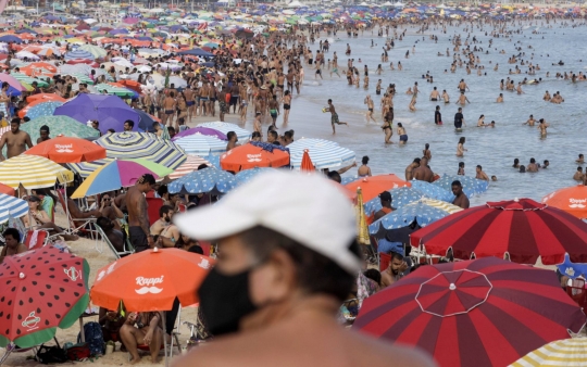 Karnaval Batal Digelar Karena Covid-19, Warga Brasil Kembali Penuhi Pantai