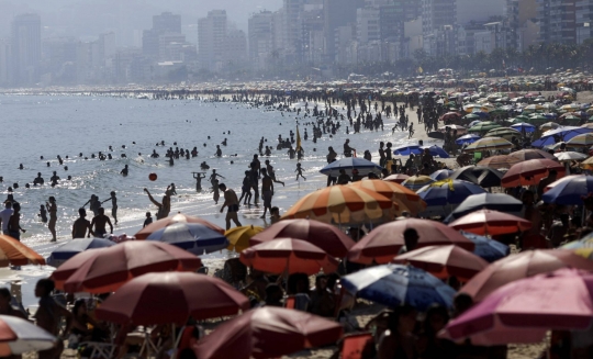 Karnaval Batal Digelar Karena Covid-19, Warga Brasil Kembali Penuhi Pantai