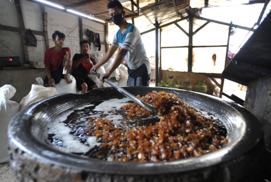 Pembuat Kerupuk Kulit Bertahan di Tengah Pandemi