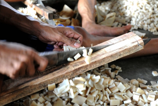 Pembuat Kerupuk Kulit Bertahan di Tengah Pandemi