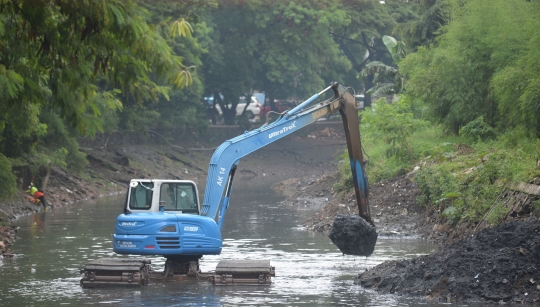 Antisipasi Banjir, Sungai di Kawasan Kuningan Dikeruk
