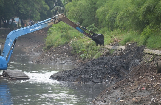 Antisipasi Banjir, Sungai di Kawasan Kuningan Dikeruk