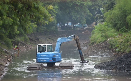Antisipasi Banjir, Sungai di Kawasan Kuningan Dikeruk