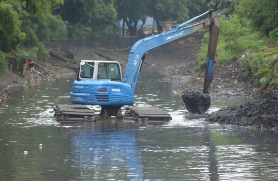 Antisipasi Banjir, Sungai di Kawasan Kuningan Dikeruk