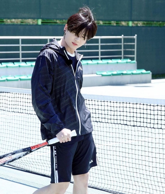 Potret Jungkook BTS Bermain Tenis, Pakai Baju Serba Hitam yang Kece Abis