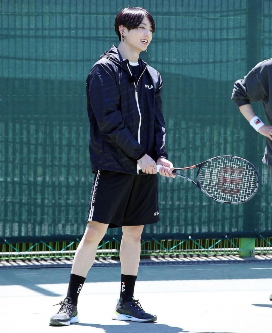 Potret Jungkook BTS Bermain Tenis, Pakai Baju Serba Hitam yang Kece Abis