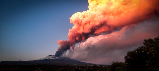 Penampakan Letusan Gunung Etna di Italia