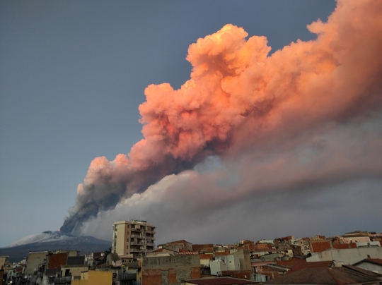 Penampakan Letusan Gunung Etna di Italia