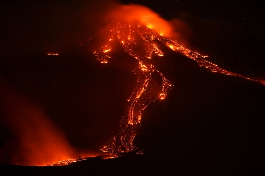 Penampakan Letusan Gunung Etna di Italia