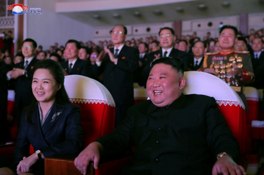 Pesona Istri Kim Jong-un Setelah Setahun Menghilang