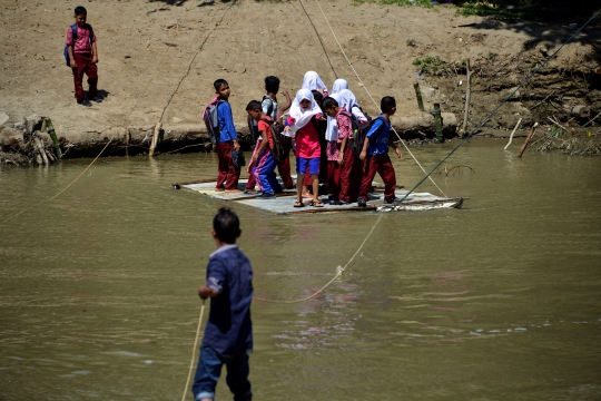 Anak-Anak di Aceh Nekat Seberangi Sungai Rawan Buaya untuk Bersekolah