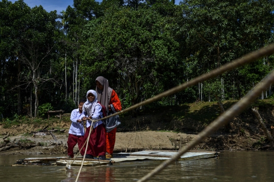 Anak-Anak di Aceh Nekat Seberangi Sungai Rawan Buaya untuk Bersekolah