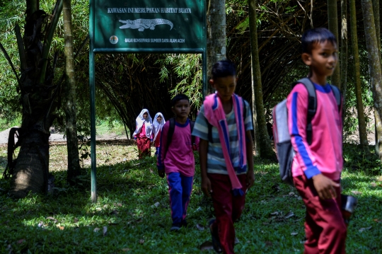 Anak-Anak di Aceh Nekat Seberangi Sungai Rawan Buaya untuk Bersekolah