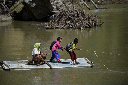 Anak-Anak di Aceh Nekat Seberangi Sungai Rawan Buaya untuk Bersekolah