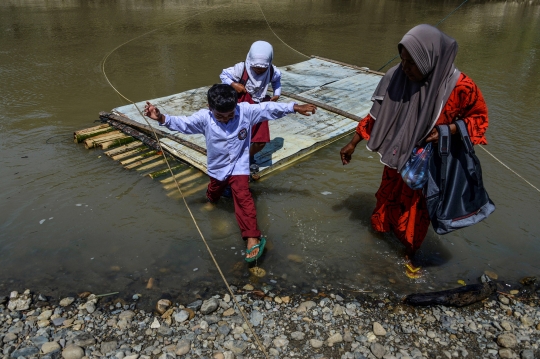 Anak-Anak di Aceh Nekat Seberangi Sungai Rawan Buaya untuk Bersekolah